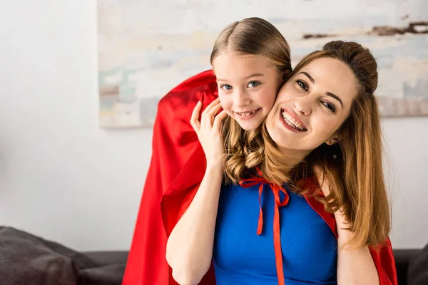 Sorrindo Mãe Filho Capas Vermelhas Olhando Para Câmera — Fotografia de Stock