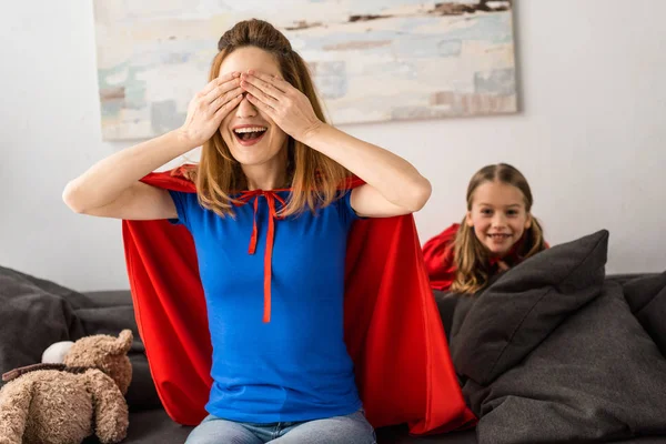 Ibu Dan Anak Berjubah Merah Bermain Petak Umpet Rumah — Stok Foto