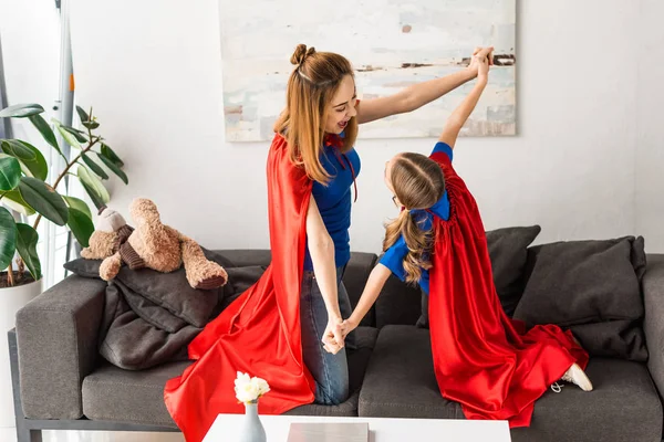Lächelnde Tochter Und Mutter Spielen Hause Auf Dem Sofa — Stockfoto