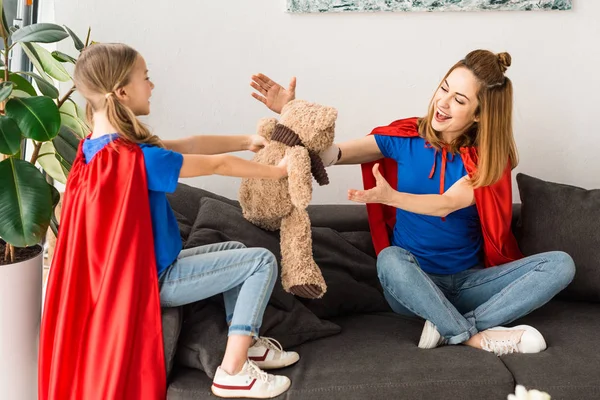 Atractiva Madre Linda Hija Capas Rojas Jugando Con Oso Peluche — Foto de Stock