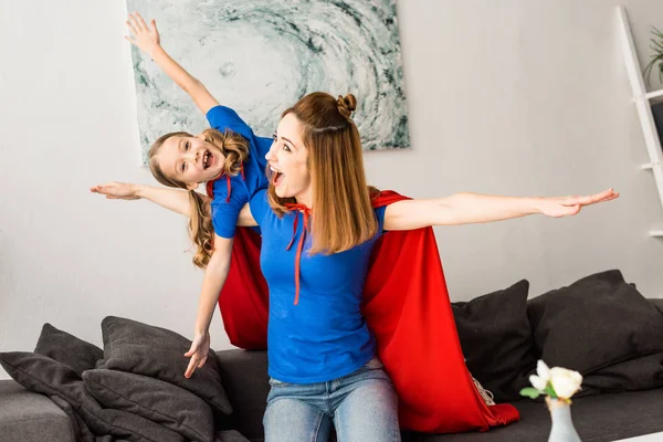 Ibu Dan Anak Yang Gembira Bermain Sofa Dan Tersenyum Rumah — Stok Foto