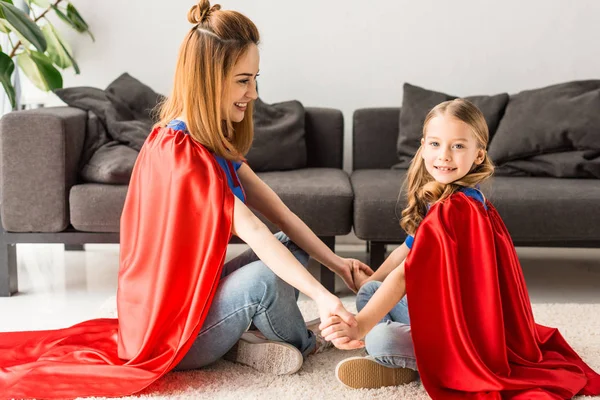 Lindo Niño Madre Capas Rojas Sentados Suelo Jugando Casa — Foto de Stock