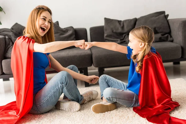 Hija Madre Capas Rojas Sentadas Suelo Jugando Casa — Foto de Stock