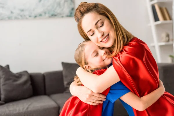 Niño Madre Capas Rojas Abrazándose Sonriendo Casa — Foto de Stock