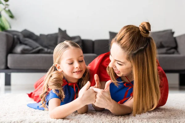 Criança Bonito Atraente Mãe Brincando Chão — Fotografia de Stock