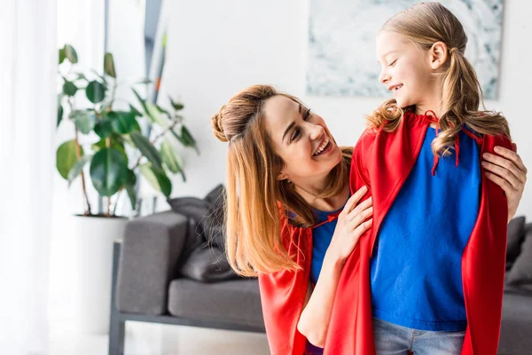 Kid Och Mor Röda Kappor Leende Och Tittar Varandra — Stockfoto