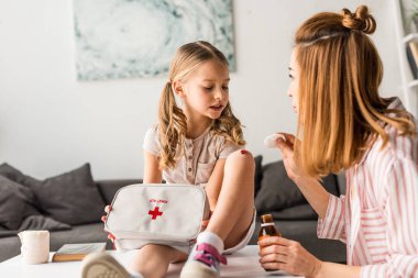 Güzel anne ile evde antiseptik tedavi yaralı kız