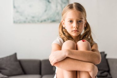 Kameraya bakarak yarayla üzgün çocuk