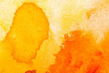 sarı ve turuncu sulu boya dökülmeleri kopya alanı ile üstten görünüm