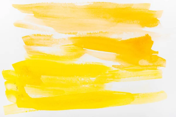 在白色背景上的黄色水彩笔触的顶部视图 — 图库照片