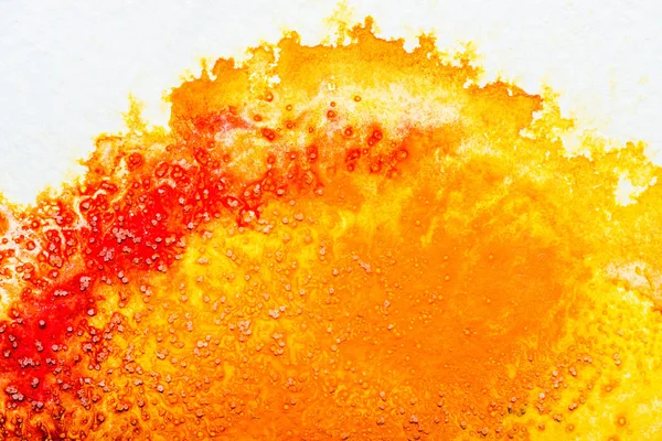白い背景の上の黄色とオレンジ色の水彩流出トップ ビュー — ストック写真