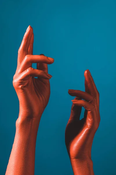 Bijgesneden Beeld Van Vrouw Gebaren Met Koraal Gekleurde Handen Blauwe — Stockfoto