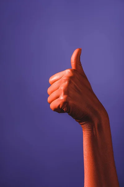 紫色の背景 2019年コンセプトの色のサンゴの色手に親指を出て女性の部分的なビュー — ストック写真