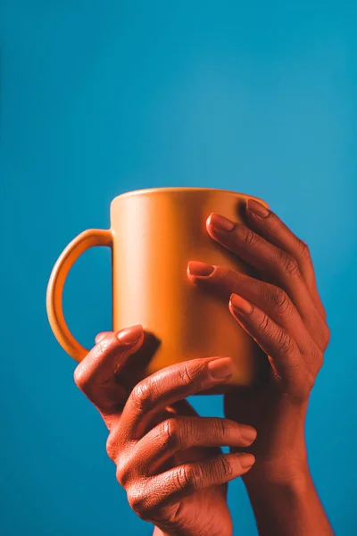 Vista Recortada Las Manos Femeninas Color Coral Con Taza Café — Foto de Stock