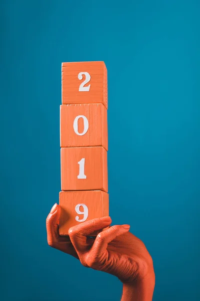 Partial View Woman Holding Coral Wooden Cubes 2019 Numbers Blue — Stock Photo, Image