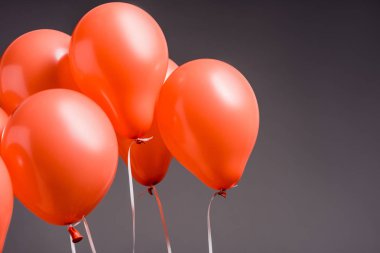 mercan hava balonları gri arka plan rengini 2019 kavramı üzerinde
