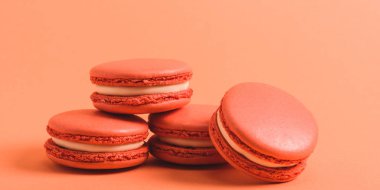 lezzetli mercan macarons mor arka plan rengini 2019 kavramı üzerinde
