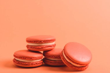 lezzetli mercan macarons mor arka plan rengini 2019 kavramı üzerinde