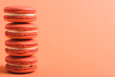 mercan macarons kopya alanı, renk 2019 kavramının mercan zemin üzerine yığını