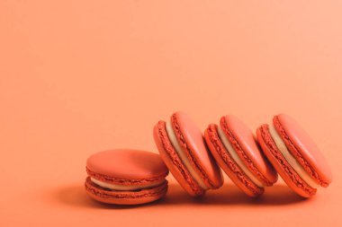 lezzetli macarons mercan arka plan rengini 2019 kavramı üzerinde