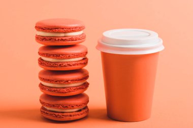 mercan macarons ve kağıt bardak mercan arka plan üzerinde 2019 kavramının renk yığını