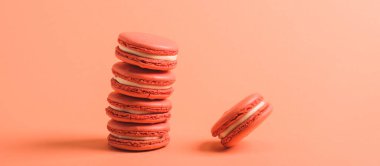 lezzetli macarons mercan arka plan rengini 2019 kavramı üzerinde