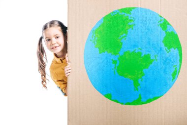 şirin çocuk beyaz, dünya gün kavramı izole küre işaretiyle karton afiş tutarak