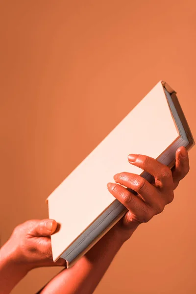 Cropped View Woman Holding Book Coral Colored Hands Coral Background — Stock Photo, Image