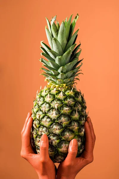 Vista Parziale Corallo Colorato Mani Femminili Con Frutta Ananas Sfondo — Foto Stock