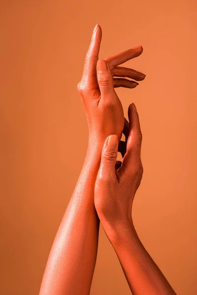 Vista Parziale Della Donna Gesticolando Con Mani Color Corallo Sfondo — Foto Stock