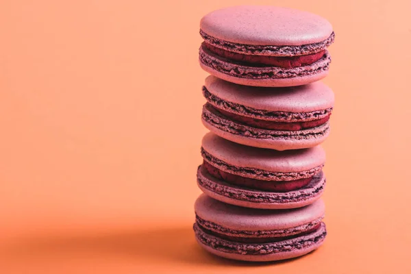 Stack Delicious Macarons Coral Background Color 2019 Concept — Stock Photo, Image