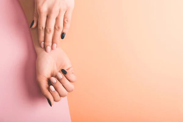 Teilansicht Weiblicher Hände Mit Rosa Und Schwarzen Nägeln Auf Zweifarbigem — Stockfoto