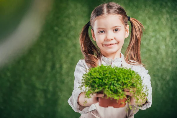 Bonito Sorrindo Criança Segurando Vaso Flores Com Planta Fundo Borrado — Fotografia de Stock