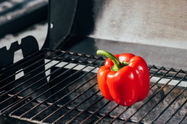 parlak kırmızı taze biber barbekü ızgara ızgara üzerinde