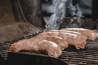 seçici odak çiğ sosis dumanlı Barbekü ızgarada pişirme