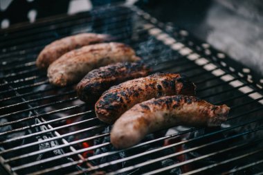 Barbekü ızgara üzerinde ızgara lezzetli kahverengi et sosis