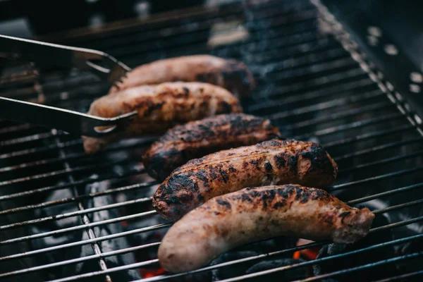 Grigliate Gustose Salsicce Carne Marrone Pinzette Sulla Griglia Del Barbecue — Foto Stock