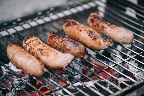 Fokus Selektif Dari Sosis Panggang Yang Lezat Pada Kisi Bbq — Stok Foto