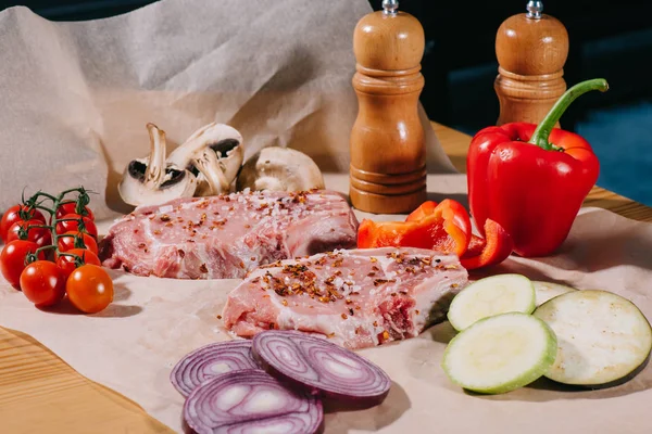 Rohe Saftige Steaks Mit Gewürzen Und Frischem Reifem Gemüse Auf — Stockfoto