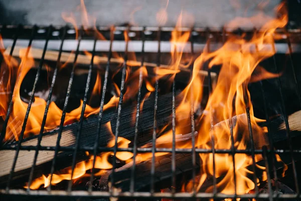 Leña Quemada Con Llama Través Parrillas Barbacoa — Foto de Stock