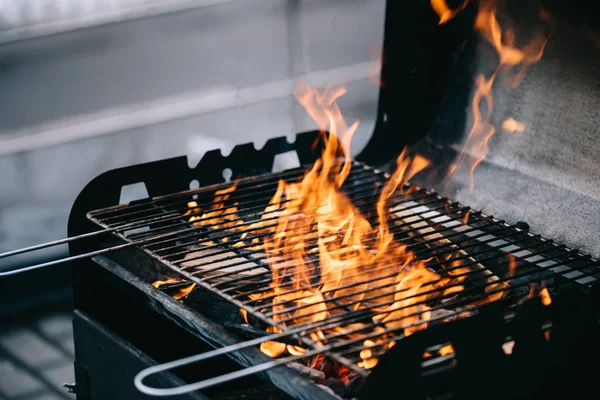 燃烧柴火火焰通过 Bbq 烤架格栅 — 图库照片