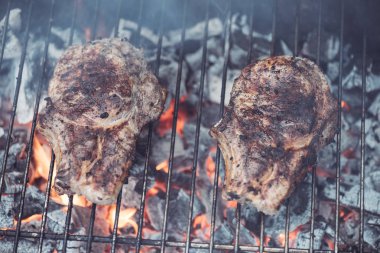 dumanlı Barbekü ızgara notu üzerinde ızgara sulu lezzetli biftek