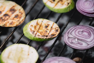 Barbekü ızgara üzerinde ızgara soğan ve kabak dilimleri seçici odak