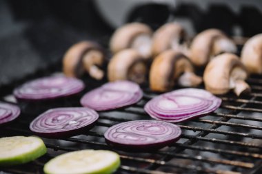 seçici odak çiğ soğan dilimleri, kabak ve Barbekü ızgara sınıf üzerinde ızgara mantar