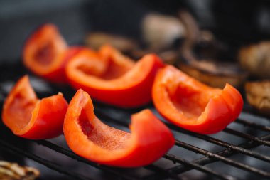 Barbekü ızgara sınıf üzerinde ızgara kırmızı taze biber dilimleri yakın çekim