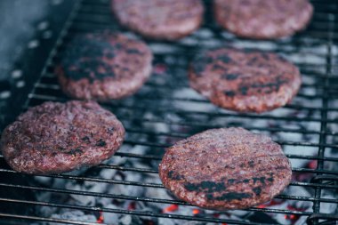 taze ızgara burger pirzola barbekü ızgara üzerinde seçici odak