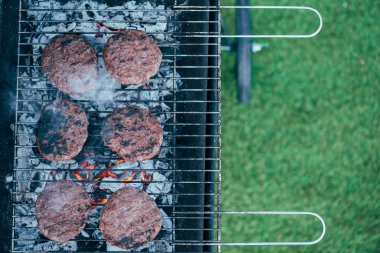 ızgara taze lezzetli burger pirzola üstten görünüm Barbekü ızgara üzerinde