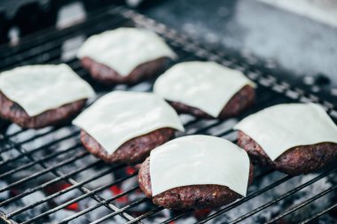 Barbekü ızgara üzerinde peynir ile kızarmış taze hamburger pirzola seçici odak