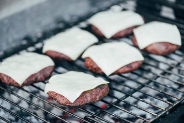 Barbekü ızgara üzerinde ızgara peynirli taze hamburger pirzola seçici odak