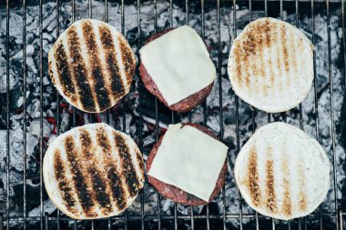 Barbekü ızgara üzerinde ızgara lezzetli taze hamburger maddeler üstten görünüm